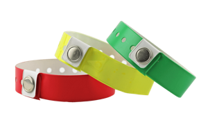 Bracelets en vinyle neutres avec fermeture métallique réutilisable 19 mm