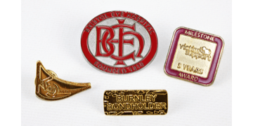 Badges en métal sablés