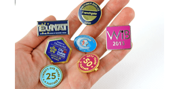 Badges estampé avec émail synthétique