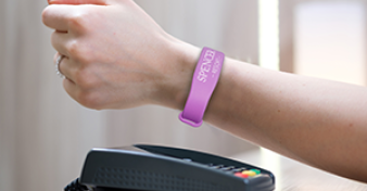 Réinventez l’expérience client dans votre hôtel, spa ou parc d’attractions grâce aux bracelets RFID
